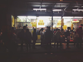 Queue at Four Seasons Claypot Rice Temple St Yau Ma Tei Hong Kong