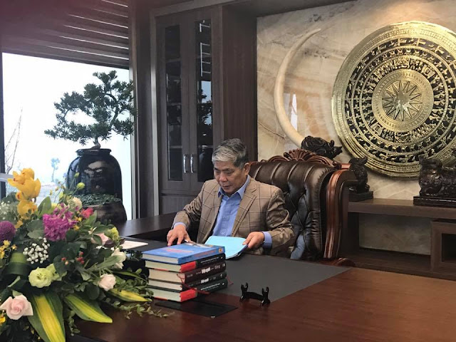 Hình Chủ tịch Lê Thanh Thản trong phòng làm việc tại trụ sở mới Ban QLDA Thanh Hà