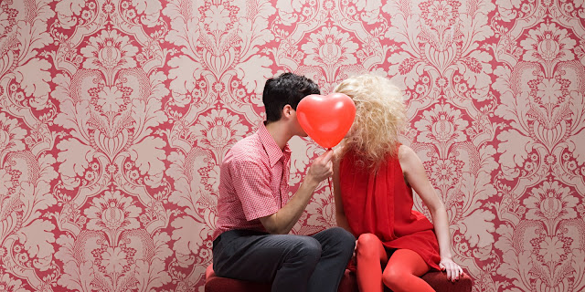 couple-in-a-valentine-day-balloon