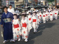 祇園萬燈会の祇園ばやしの少女たち