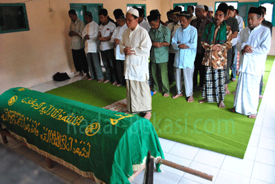 gambar orang sedang melakukan shalat jenazah