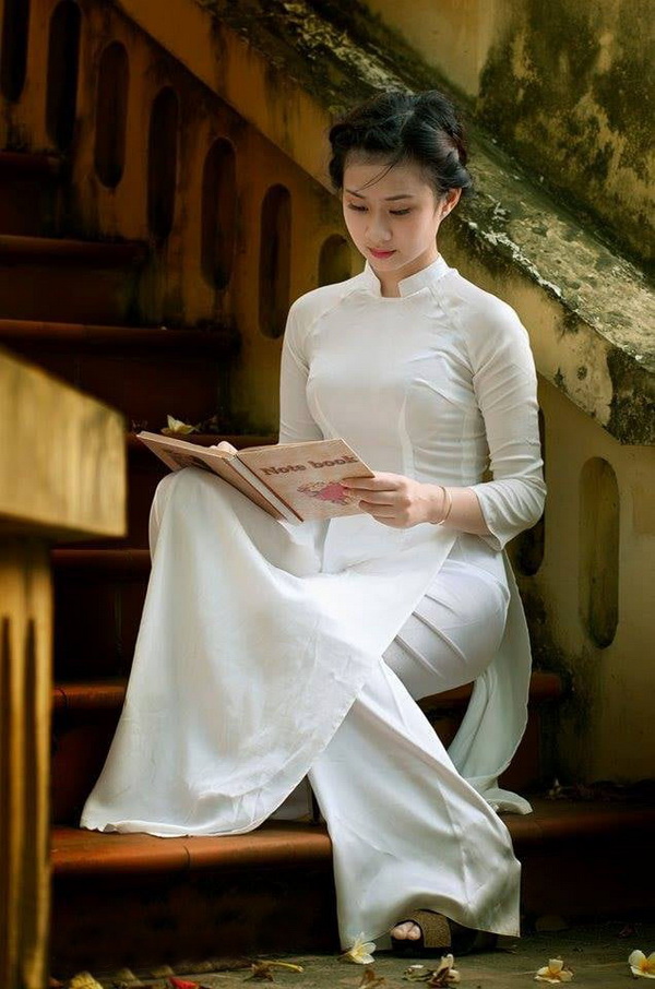 Thiếu nữ áo dài trắng, ngồi cầu thang