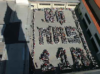 Alumnos del colegio de los Dominicos de Madrid formaron el lema ''NO MÁS 11-M'' a modo de homenaje