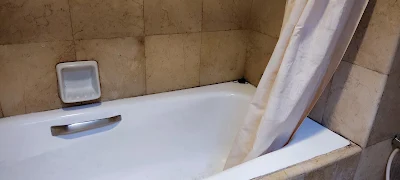 Kamar Mandi dengan Bathtub di Sari Ater Kamboti Bandung