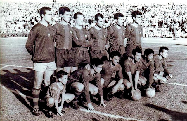 📸C. F. BARCELONA 📆26 agosto 1961 ⬆️Pesudo, Foncho, Rodri I, Gracia, Segarra, Gensana. ⬇️Eulogio Martínez, Kocsis, Evaristo, Benítez y Szalay. C. F. BARCELONA 2 🆚 C. A. RIVER PLATE 0 Sábado 26/08/1961: 18:00 horas. Trofeo Ramón de Carranza, semifinal. Cádiz, estadio Ramón de Carranza. GOLES: ⚽1-0: 41’, Eulogio Martínez. ⚽2-0: 60’, Kocsis.