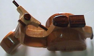  Satu lagi nih untuk melengkapi daftar model miniatur kerajinan kayu Souvenir Vespa Kayu Yang Unik