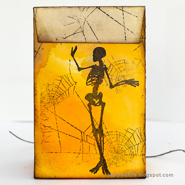 Layers of ink - Waterfall Video Tutorial by Anna-Karin Evaldsson, diy Halloween gift bag.