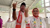 Si Doel Bareng Istri Nyoblos di TPS 065 Lebak Bulus