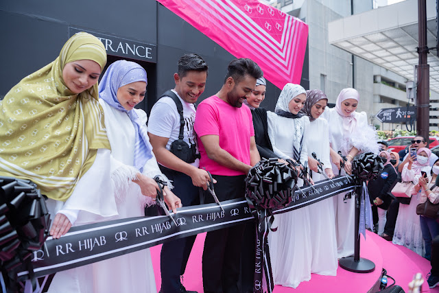 RIZMAN RUZAINI lancar Pop-Up Store RR Hijab di hadapan Pavilion KL