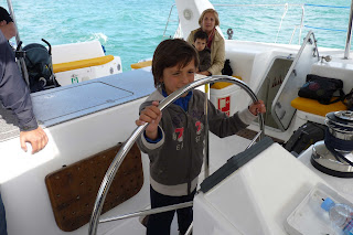 Izan navegando Con El catamarán.