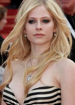 Avril Lavigne goes Topless!