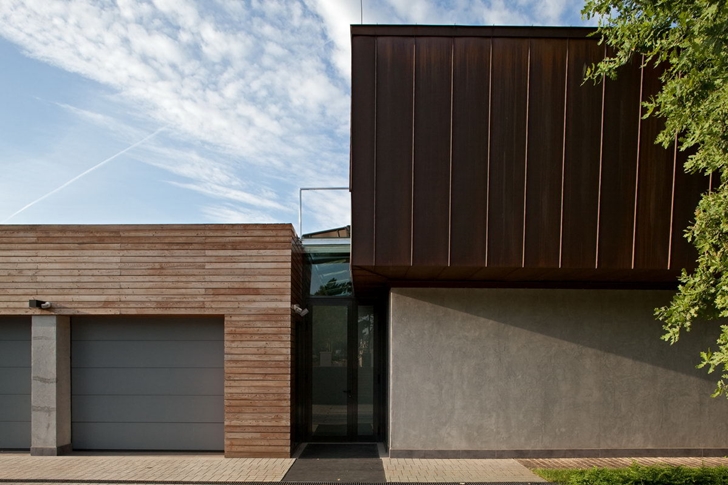 Entrance to the Contemporary house in Ukraine by Drozdov & Partners