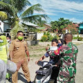 Lurah Bina Raga Bagi-bagi Masker Gratis