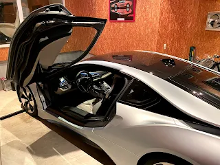 i8 バタフライドア開けたところ（ガレージ内）