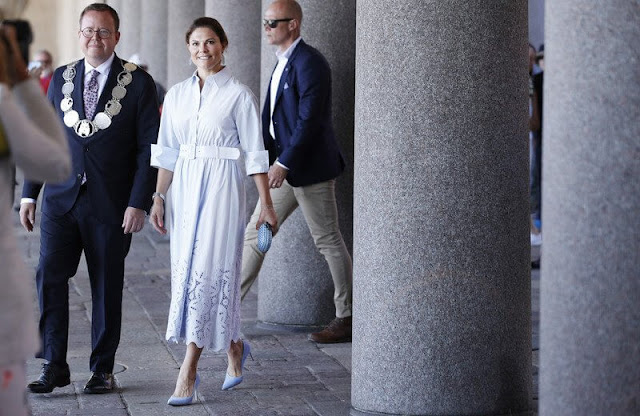 Crown Princess Victoria wore a new Nia midi dress from By Malina. Artist Stina Persson' bronze sculpture love couple on the rock