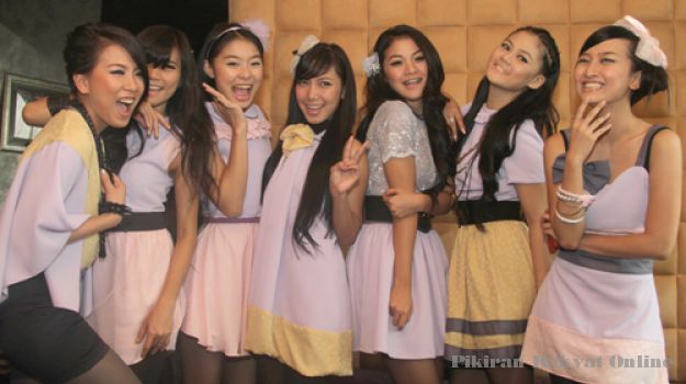 Biodata 7 Icon Lengkap - Foto Girls Band IndonesiaCatatan 