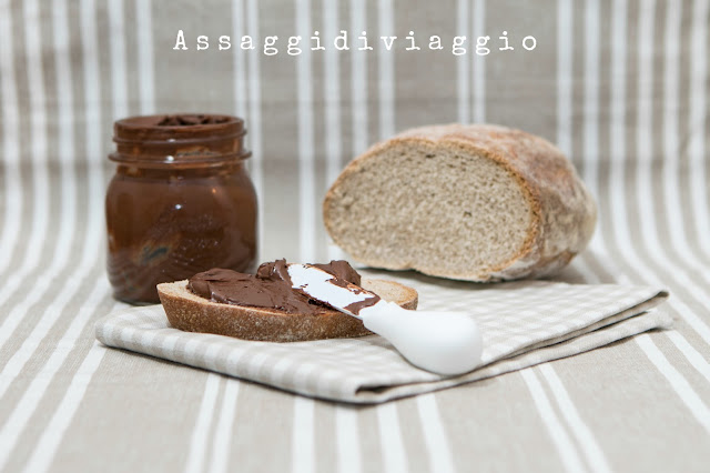 Pane di segale e crema spalmabile di cioccolato alle nocciole