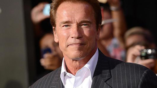 Biografi Arnold Schwarzenegger  Arnold Schwarzenegger  Arnold Schwarzenegger lahir pada tanggal 30 Juli 1947, di dekat Graz, Austria. Dia mulai terkenal sebagai binaragawan top dunia, meluncurkan karir yang akan membuat dia menjadi bintang Hollywood raksasa. Setelah bertahun-tahun peran film blockbuster, Schwarzenegger pergi ke politik, menjadi gubernur California pada tahun 2003. Pada tahun 2012, ia kembali ke karir aktingnya, dibintangi dengan Jean-Claude Van Damme, Bruce Willis dan Sylvester Stallone dalam film The Expendables 2. Dalam hanya satu minggu, film telah naik ke No 1 di box office, membawa hampir $ 28.600.000. Film baru-baru ini termasuk The Expendables 3 (2014) dan Terminator Genisys (2015).  Tahun-Tahun Awal  Arnold Schwarzenegger lahir pada tanggal 30 Juli 1947, di dekat Graz, Austria. Masa Schwarzenegger adalah jauh dari ideal. Ayahnya, Gustav, adalah kepala polisi beralkohol dan anggota satu kali Partai Nazi, yang jelas disukai Arnold atas kurus, anak tampaknya kurang atletis pada waktu muda nya.  Gustav dilaporkan telah memukuli dan mengintimidasi Arnold dan, ketika dia bisa, diadu dua anak laki-laki melawan satu sama lain. Dia juga mengejek mimpi awal Schwarzenegger menjadi pembangun tubuh. "Ini adalah perasaan yang sangat tegang di rumah," Schwarzenegger kemudian mengenang. Jadi tegang dan