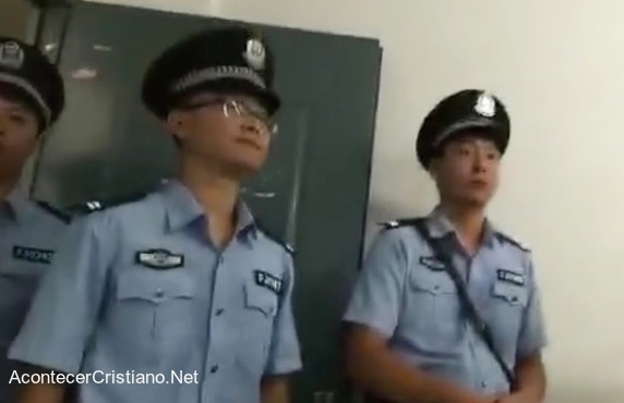 Policías chinos invaden iglesia.