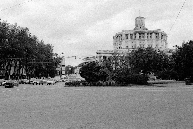 Суворовская площадь, Центральный академический театр Российской армии