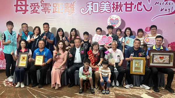 ▲和美鎮公所今日於大中華國際美食館舉辦「114年模範母親表揚活動」，共計32位母親接受表揚。（記者林明佑翻攝）
