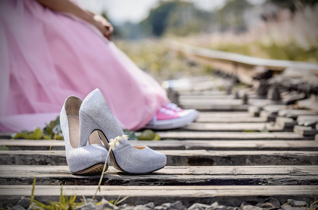 Una guía de estilo rápida para combinar tus zapatos con tu vestido rosa