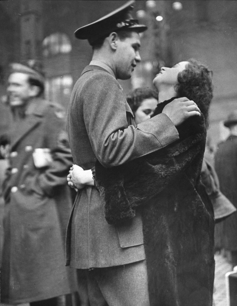 Прощание на фронт. Прощание влюбленных на Пенсильванском вокзале в 1943. Влюбленные на войне. Влюбленная пара на войне.