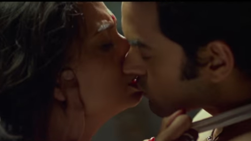 gayatri soham kissing scene with saurabh gokhale in movie paratu 