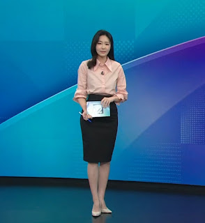20250527 장수연 아나운서 연분홍 블라우스 검정색 스커트 코디