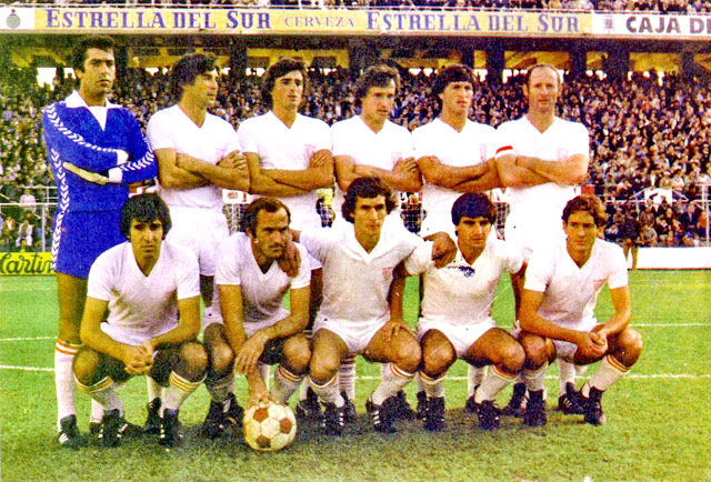 SEVILLA F. C. Temporada 1979-80. Paco, Juanito, Curro, Bertoni, Blanco y Gallego. Rivas, Scotta, Montero, Varela y Juan Carlos. SEVILLA F. C.2 CLUB ATLÉTICO DE MADRID 2 Domingo 14/10/1979. Campeonato de Liga de 1ª División, jornada 5. Sevilla, estadio Ramón Sánchez Pizjuán. GOLES: ⚽1-0: 21’, Scotta, de penalti. ⚽1-1: 68’, Bermejo. ⚽1-2: 88’, Rubén Cano. ⚽89’, Juan Carlos.