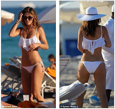 Maria Menounos Bikini on Maria Menounos Shows Off Her Incredible Figure In Flirty Light Bikini