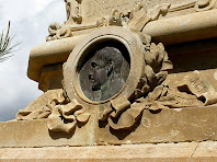 Medalló amb el bust de Mossèn Cinto Verdaguer al monument de l'Àngel