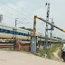 गाजीपुर में रेलवे फाटक बंद करते समय अचानक टूट कर गिरा बूम, मची अफरा-तफरी