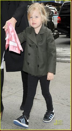 angelina-jolie-lees-art-shop-shopping-01