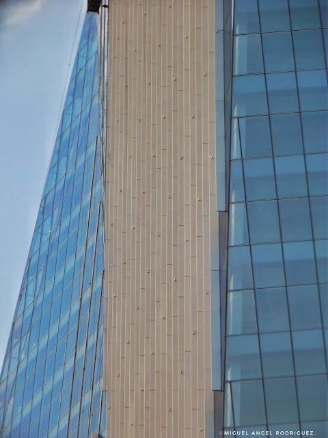 Edificio , pirámide, arquitecto , lentepress, ventanas, formas, cristal.