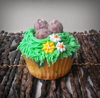 Ostern Cupcakes: Vanille Cupcakes mit Vanille Buttercreme und schokolade Eier dekoriert