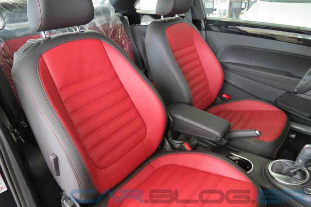 Novo Fusca 2013 Preto Turbo - interior preto e vermelho