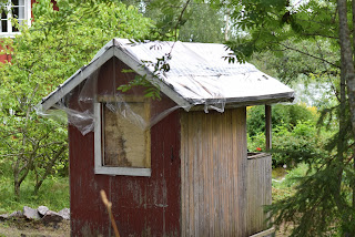 Hela långsidan är renskrapad och lyser gulgrå.