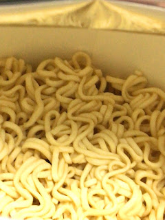 【カルディ】タイプレジデント ガパオヌードルの麺 (お湯入れ前)