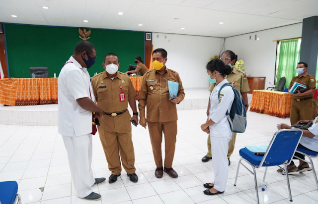 Muhammad Ridwan Rumasukun Berhasil Bujuk Tenaga Medis Buka Palang Dinkes Keerom.lelemuku.com.jpg