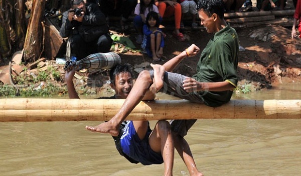 Lomba Pukul Bantal