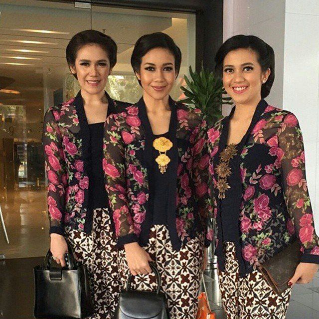 21 model kebaya kutu baru motif bunga modern modis cantik