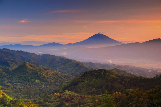 foto sunrise di bukit kayangan kerinci jambi