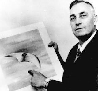 El piloto Kenneth Arnold mostrando uno de los OVNIS que vio