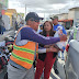 Gobernadora distribuye cientos de raciones alimenticias en paradas de motoconchos