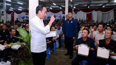 Di Sidoarjo, Presiden Jokowi Makan Nasi Kotak Bersama Karyawan Pabrik