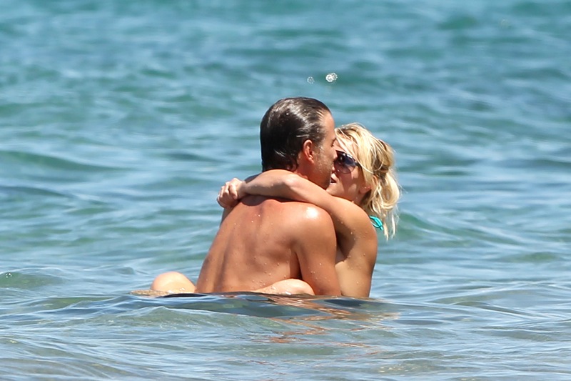 84382 britney spears on the beach in maui 27 122 9