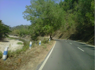 +Foto perpaduan keindahan alam yang terdiri dari sungai, jalan dan pegunungan antara ponorogo Pacitan