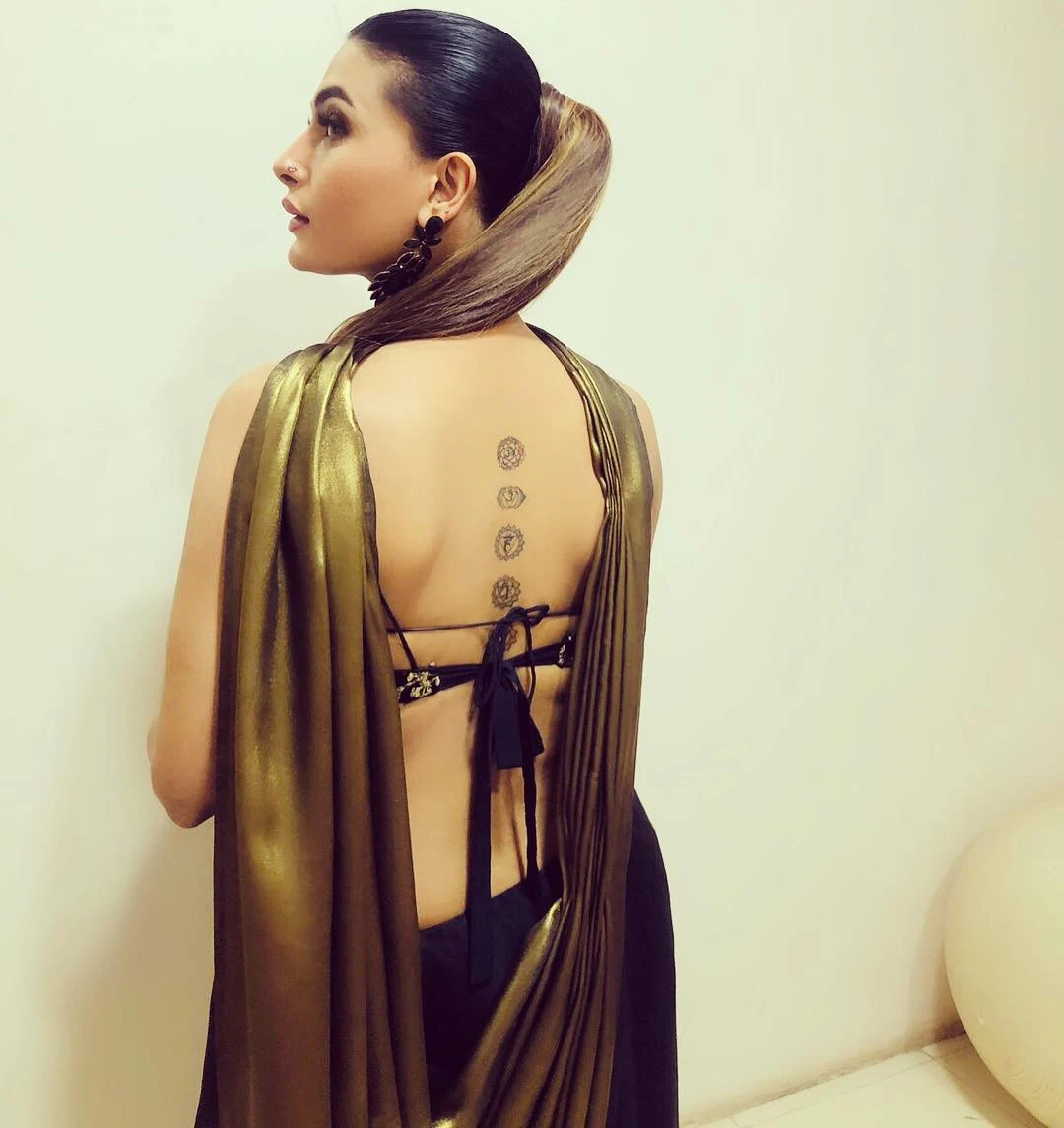 Pavitra Punia backless saree hot indian tv actress