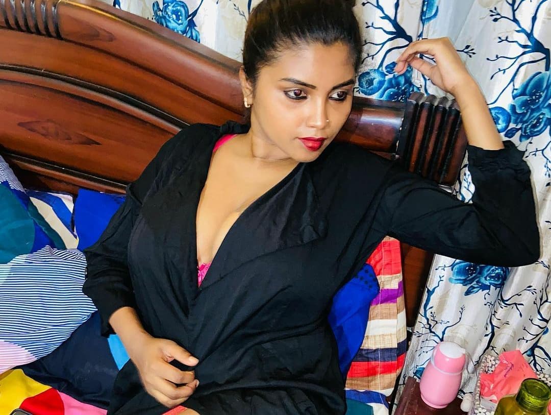 Actress Elakkiya Latest Hot Cleavage Stills & Pics